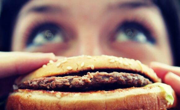 Perché il cervello ci spinge a mangiare dolci e fast food?